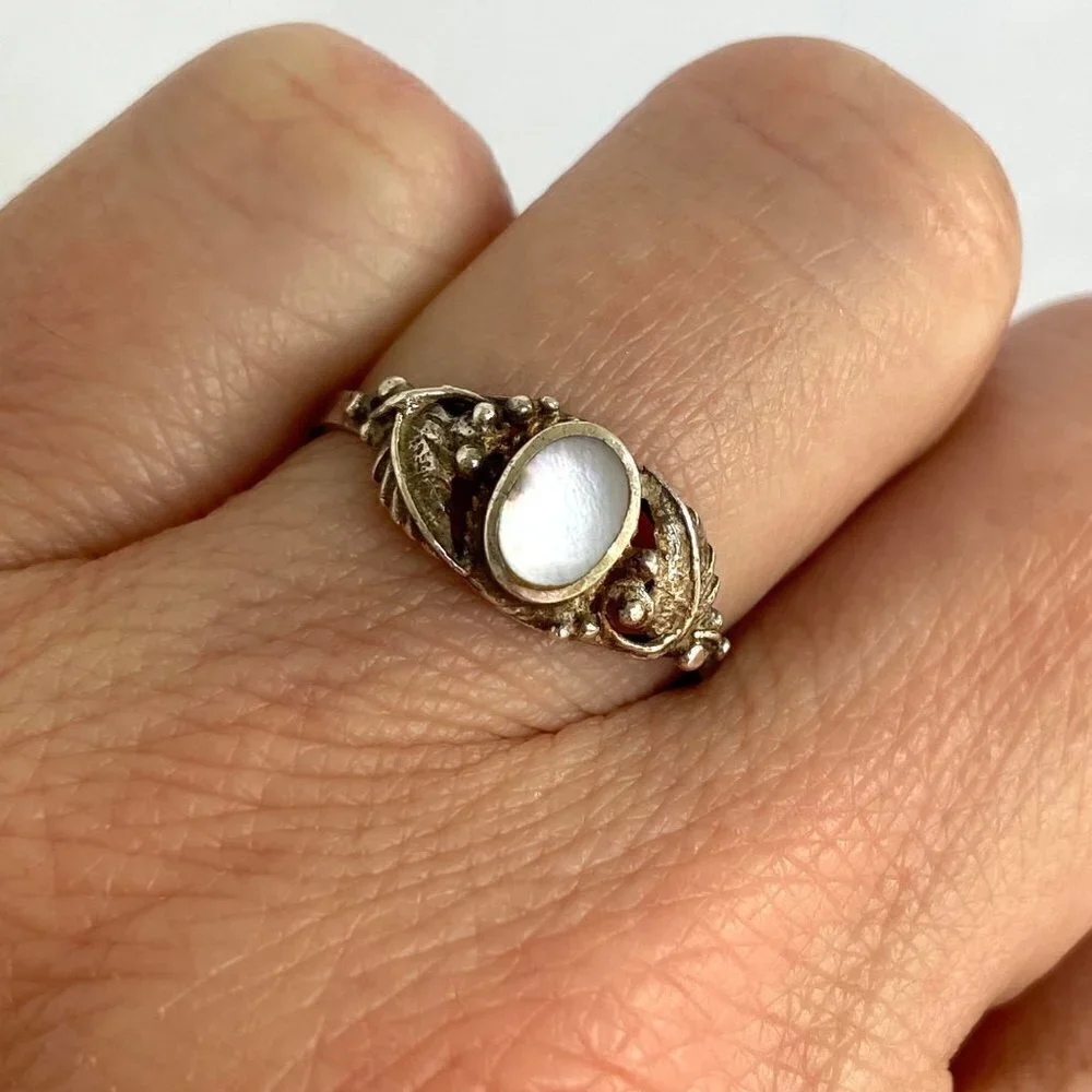 Sterling Silver 925 Southwest Style Oval Mother Of Pearl Feather Leaf Ring 6.5